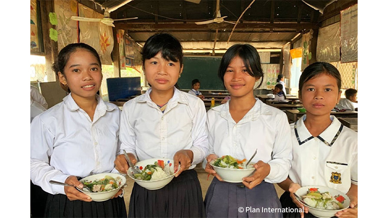 現地での給食の様子2
